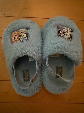 Plush Light Blue Bluey Kids Slippers with Character Patch - Toddler Size 7/8